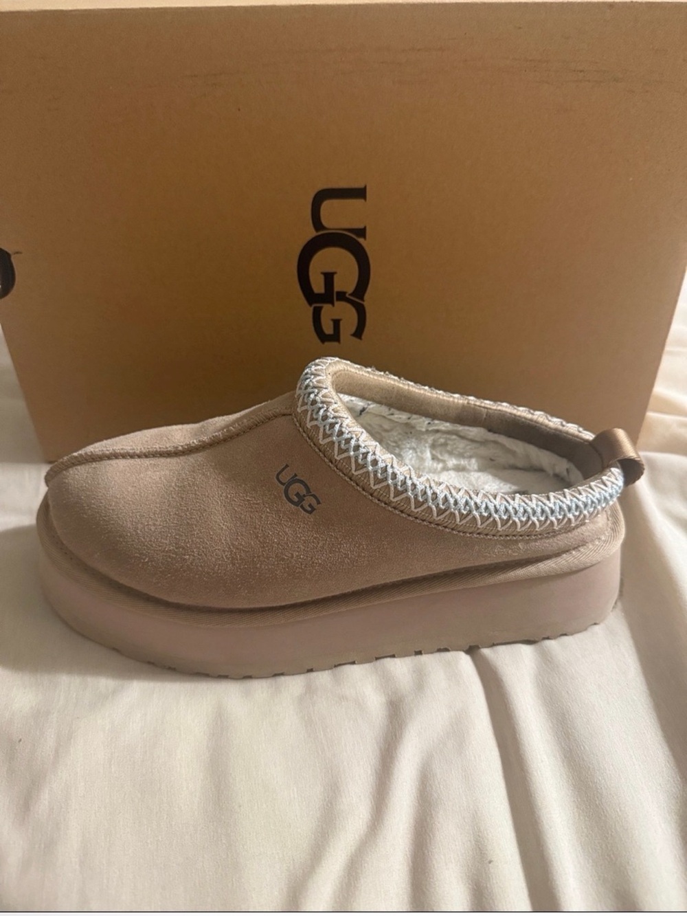 UGG Tazz II Woman’s 6US in Sand used clean platform logo sides